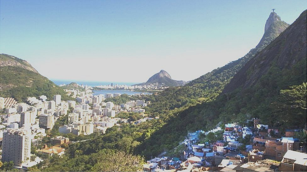 Área mais rica do Rio de Janeiro em contraste com favelas
