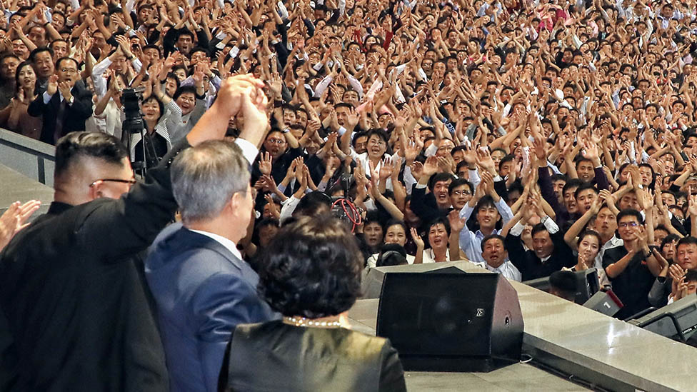 Kerumunan Korea Utara bertepuk tangan setelah disapa oleh Presiden Moon Jae-in