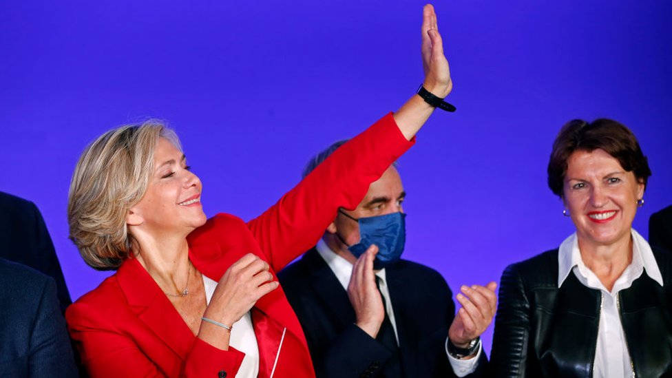 Les Republicains (LR) right-wing party's head of the Île-de-France region and candidate for the 2022 presidential election Valérie Pécresse waves after she won LR's primary on December 4,