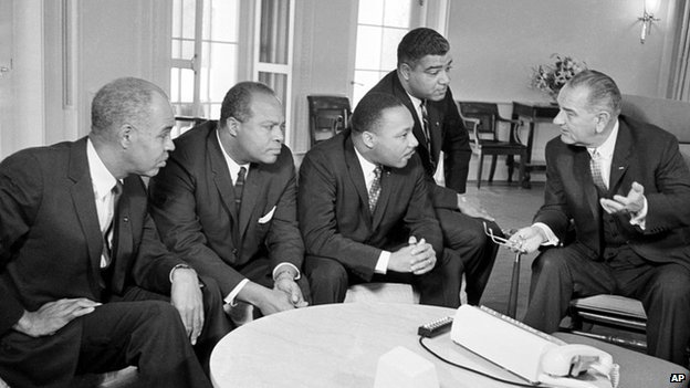 Президент США Линдон Б. Джонсон (справа) беседует с лидерами гражданских прав в своем офисе в Белом доме в Вашингтоне, округ Колумбия, на этой фотографии из архива 18 января 1964 года.