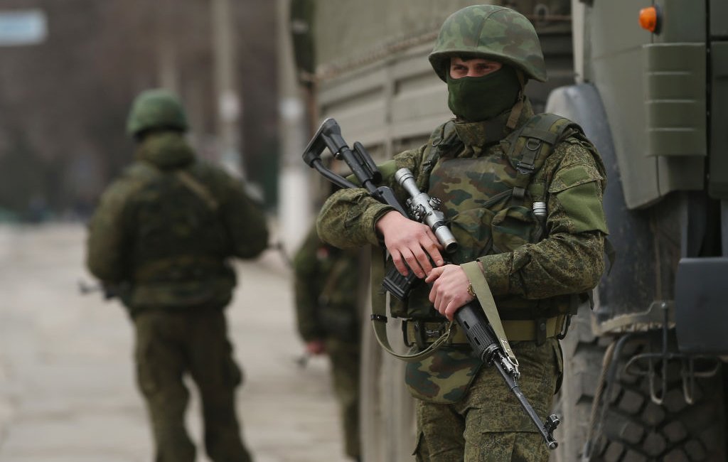 Soldados fuertemente armados sin insignias de identificación en el centro de Simferopol, capital de Crimea, el 1 de marzo de 2014. Ese mes, las tropas rusas tomaron el control de Crimea antes de anexarla formalmente.