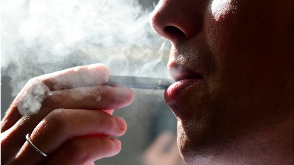 Vape ban gets Derry and Strabane council committee approval