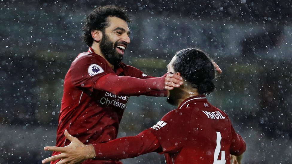 صلاح يحتفل مع فان دايك بالهدف الأول لليفربول