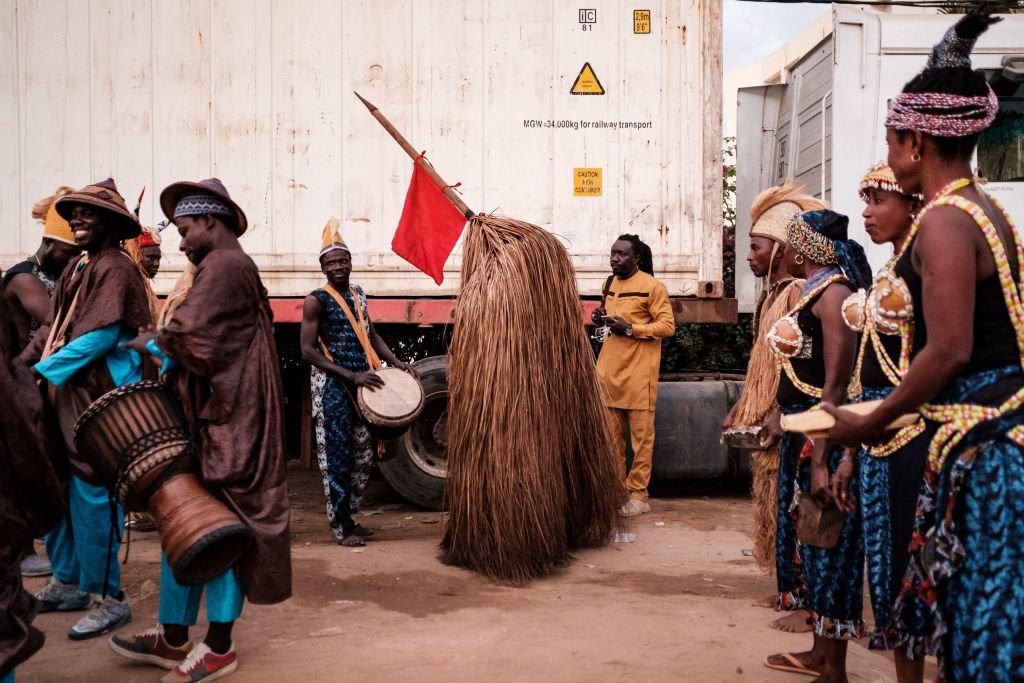 فنانون يشاركون في استعراض خلال كرنفال داكار في السنغال