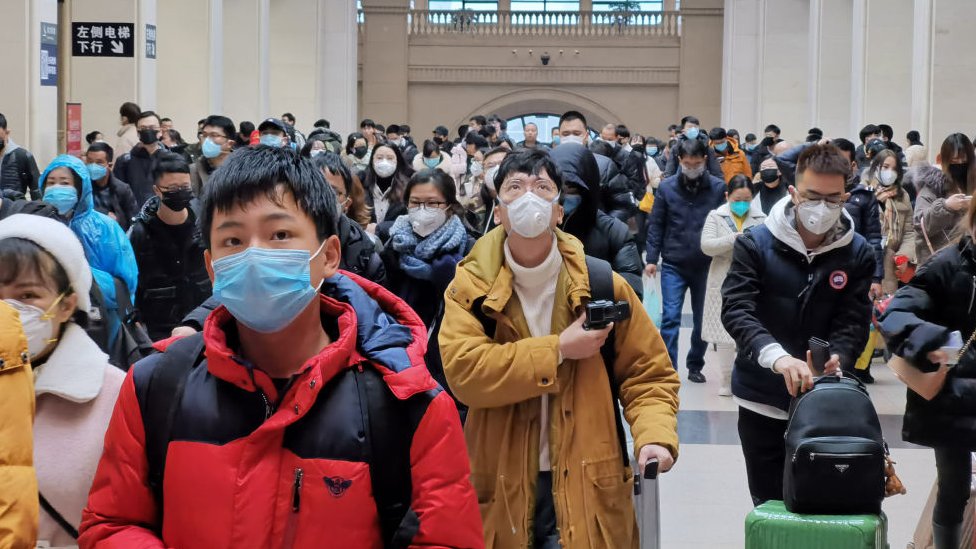 Personas usando mascarillas faciales en Wuhan, China.