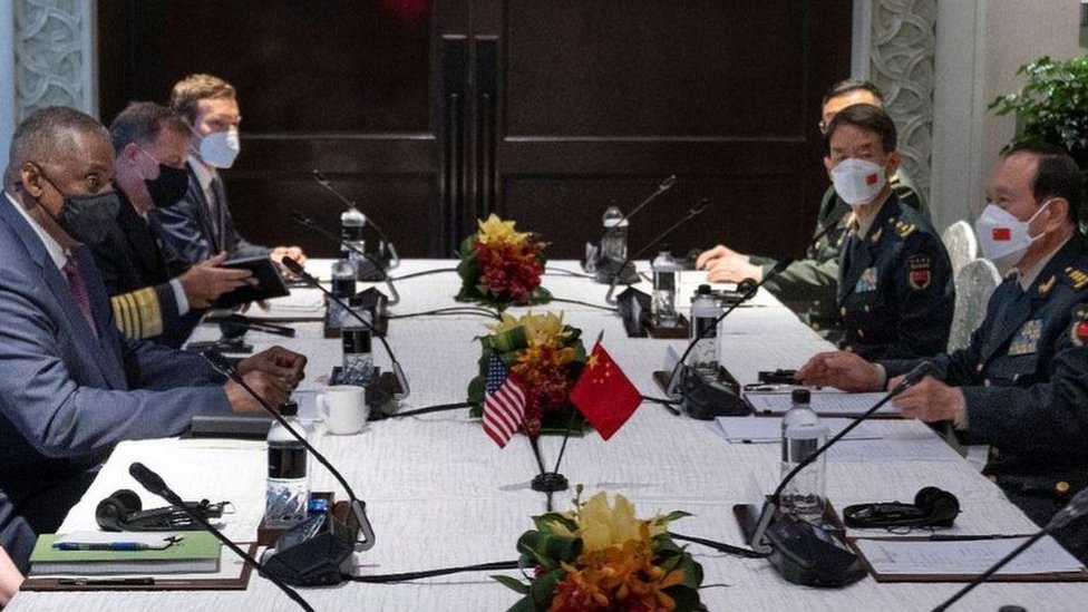 美國國防部長奧斯汀（左）與中國的魏鳳和(右)在新加坡香格里拉對話進行了首次面對面會談