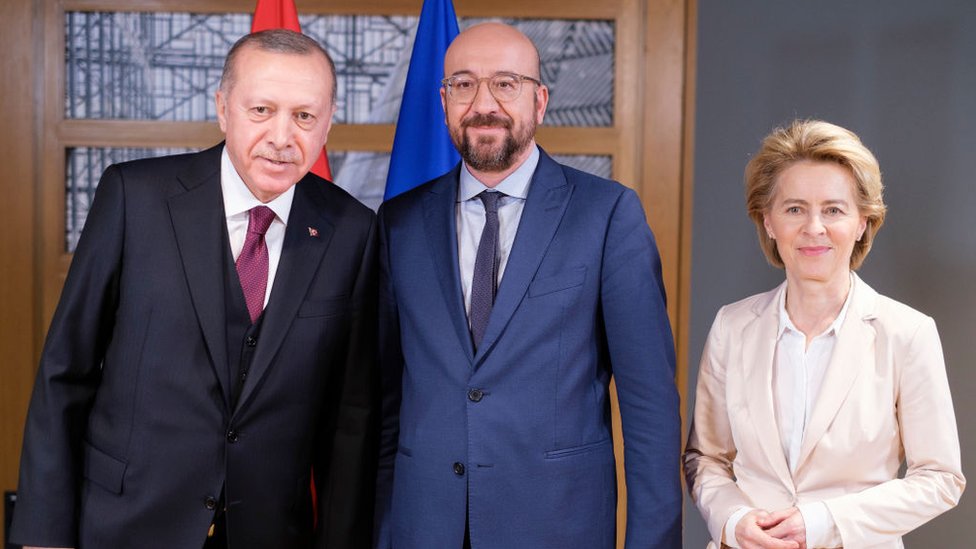 رجب طيب أردوغان مع رئيس مجلس الاتحاد الأوروبي تشارلز ميشيل ورئيسة المفوضية الأوروبية أورسولا فون دير لاين