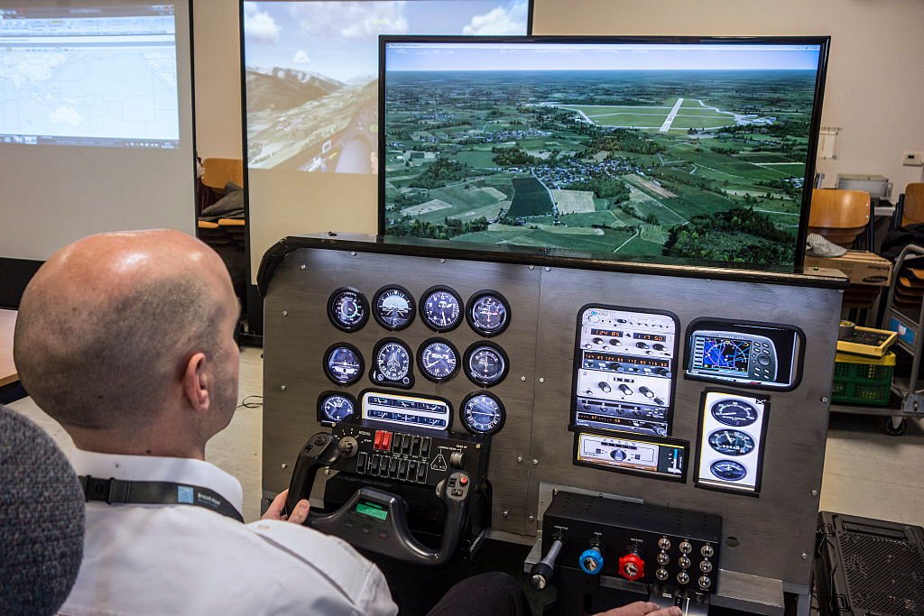 Una persona frente a un simulador de vuelo