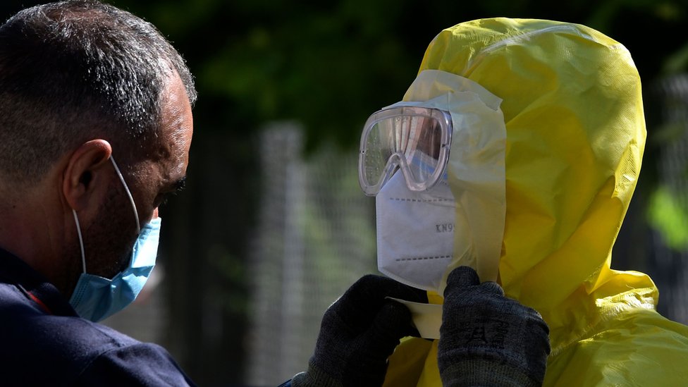 Bombeiros se preparam para desinfetar um asilo para idosos, onde mais de 60 pessoas testaram positivo para covid-19 em Burbaguena, em 4 de agosto de 2020