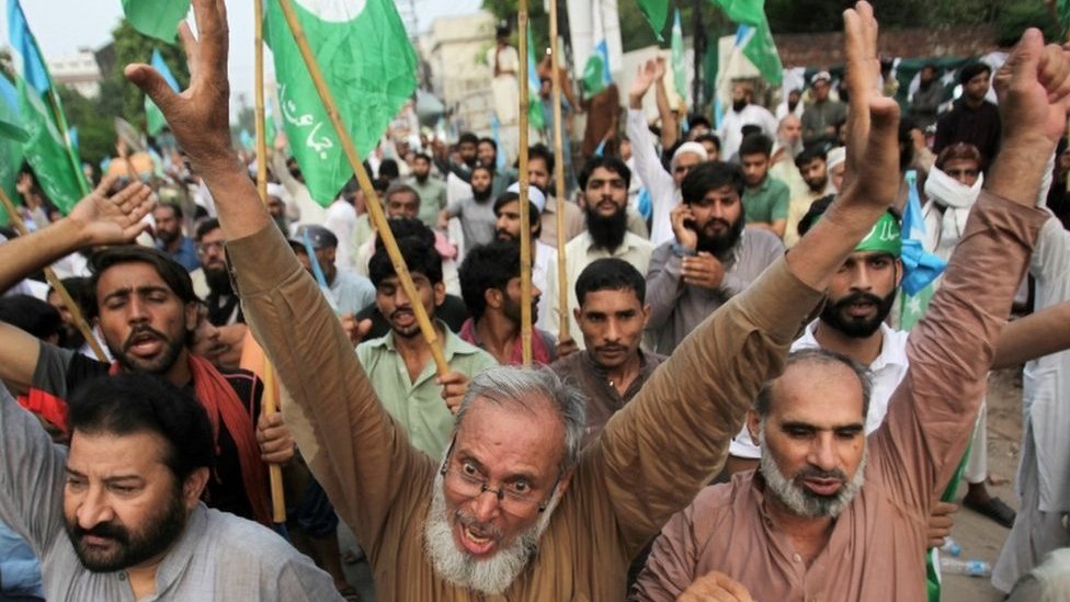 Hombres pakistaníes en Lahore cantan en una manifestación que expresa solidaridad con el pueblo de Cachemira.