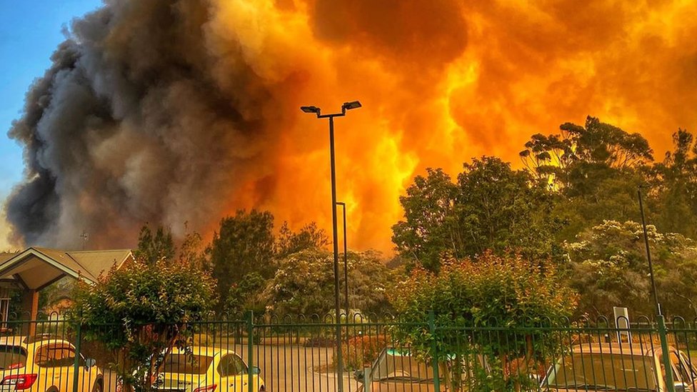 7 ноября 2019 года в Форстере над жилыми домами и припаркованными автомобилями наблюдалось сильное пламя