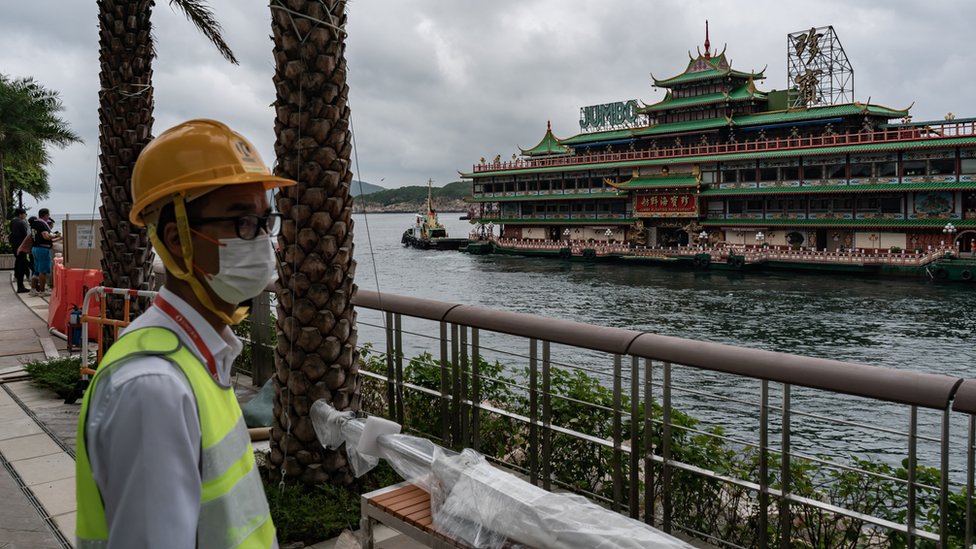 香港仔避風塘海旁一名工作人員在監察珍寶海鮮舫通過出港航道（14/6/2022）