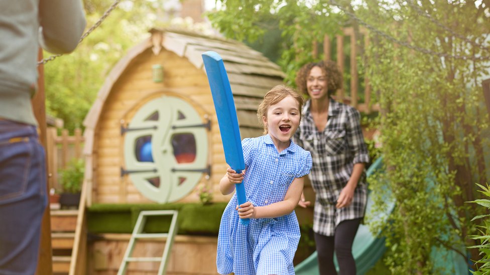 El gobierno de Reino Unido dice que carece de estadísticas sobre el número de acogidas interraciales hay. (Foto: GETYY/sturti) Niña rubia jugando con madre negra