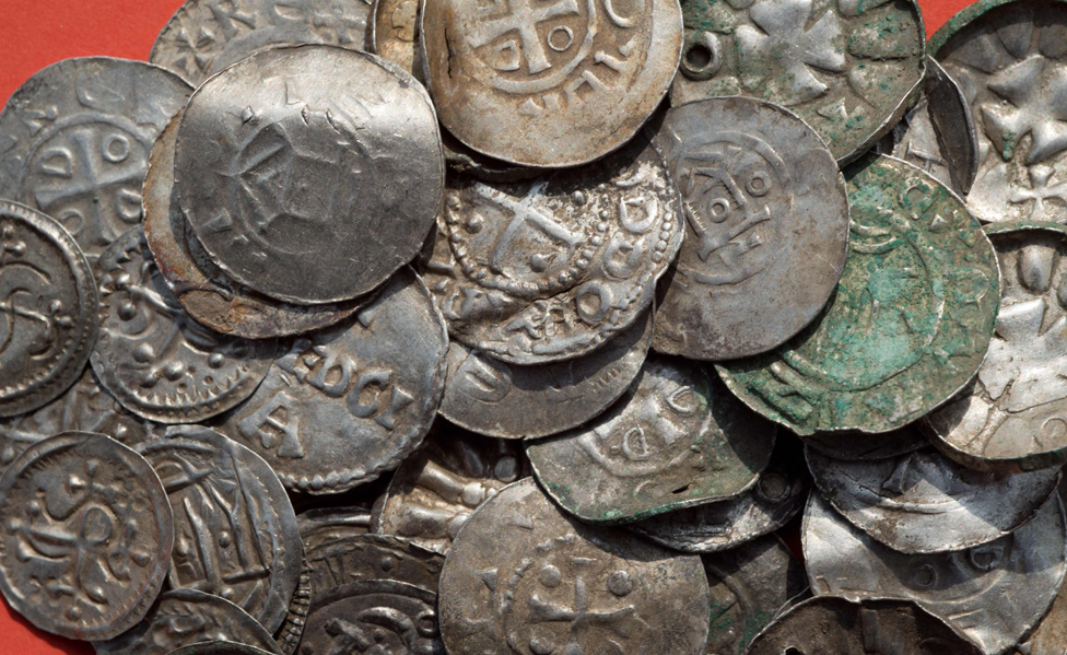 Algunas de las monedas halladas.