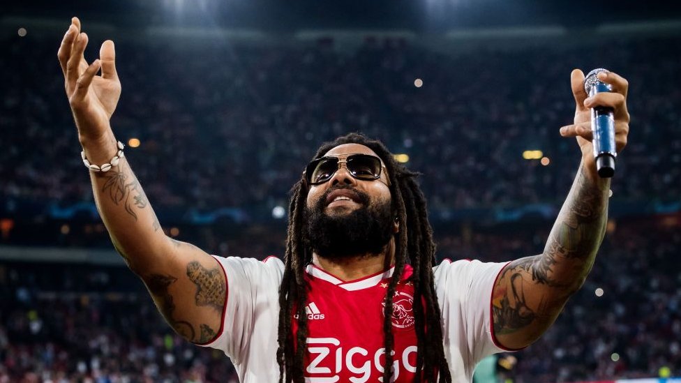 Ky-Mani Marley con la camiseta del Ajax holandés antes de un partido de la Champions League