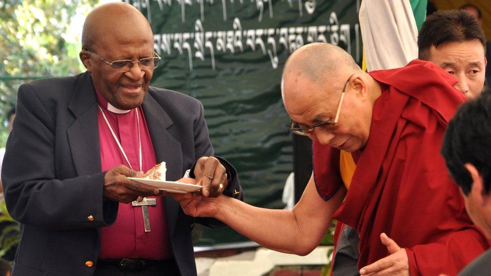 توتو مع الدالاي لاما في الهند في 2015.