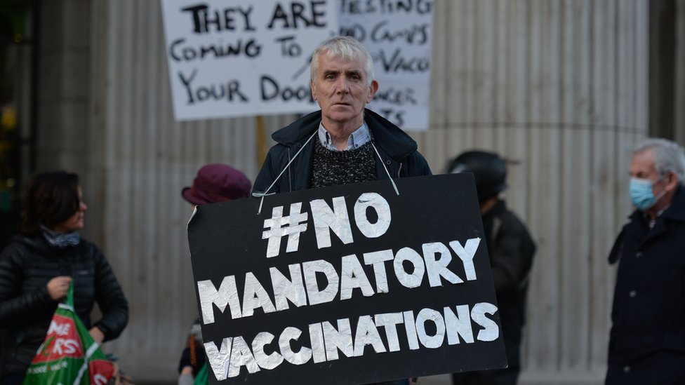 Aşı karşıtı bir eylemci