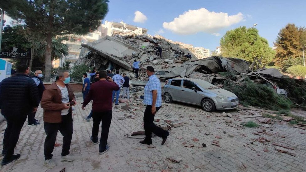 El terremoto dejó importantes daños materiales.