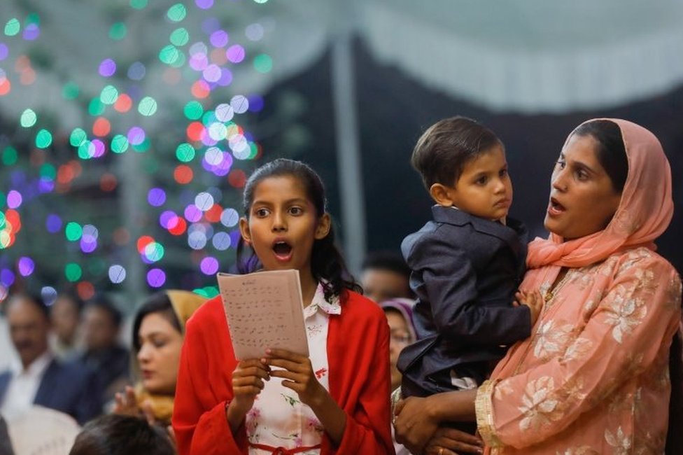 巴基斯坦卡拉奇的基督教信眾到聖安德魯教堂參加平安夜彌撒