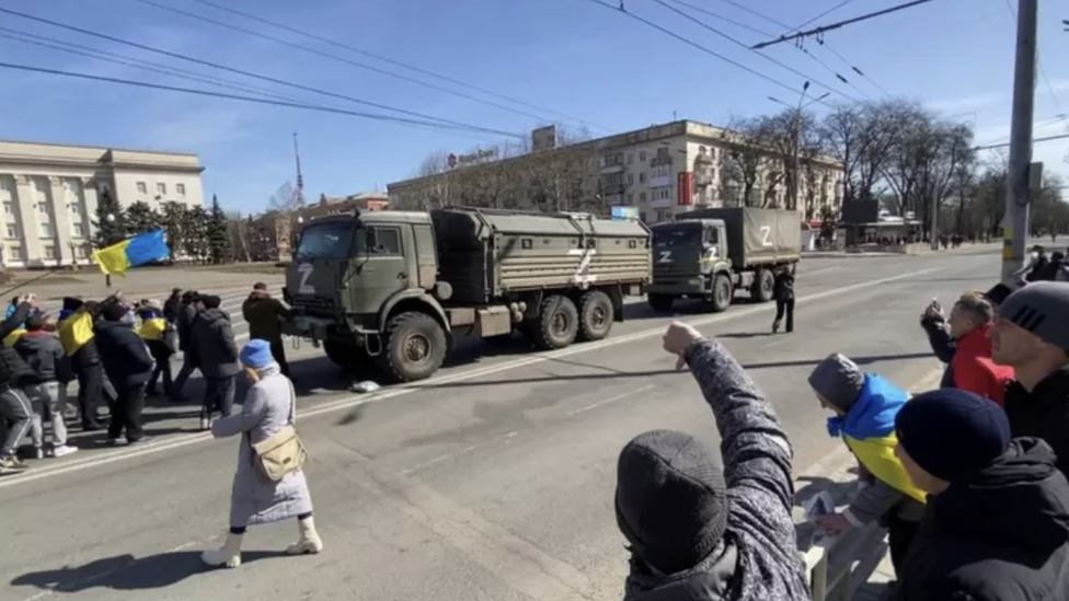 Demonstranti u Hersonu viču na rusko vojno vozilo sa slovom „Z"