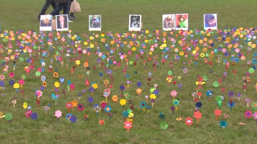 Цветы ручной работы, представляющие тысячи людей, умерших от передозировки наркотиков в Великобритании