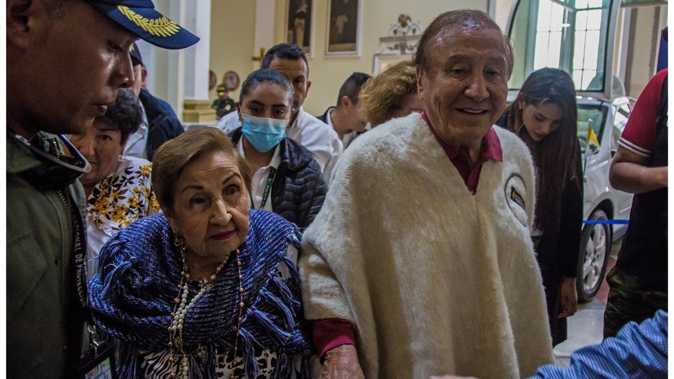 Rodolfo Hernández junto a su madre en la basílica de Nuestra Señora del Rosario en Chiquinquirá, Colombia.