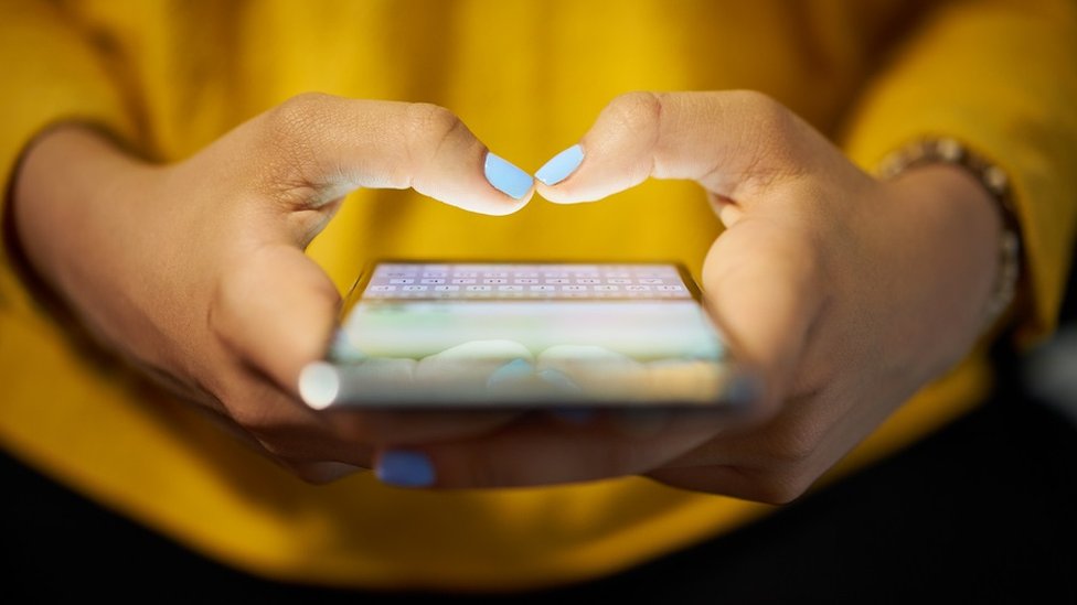 mujer usando celular