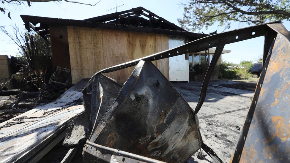 Руины дома, который сгорел после мощного землетрясения в Южной Калифорнии, видны в городе Риджкрест,