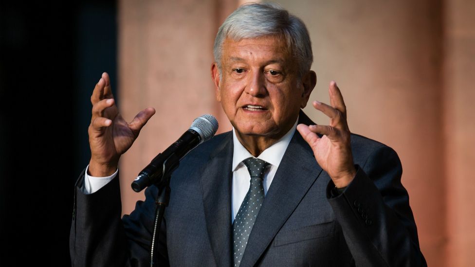 López Obrador anunció una consulta para decidir el futuro del nuevo aeropuerto mexicano.