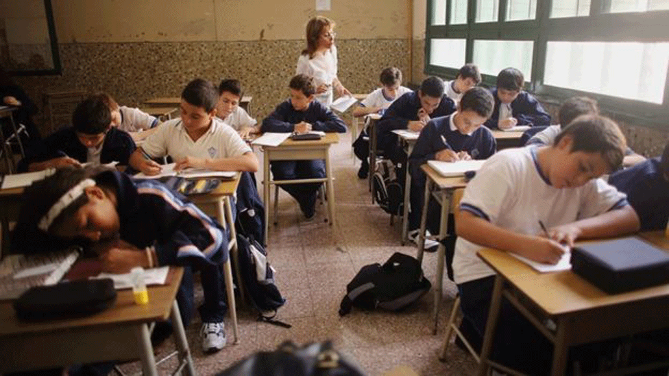 Algunos creen que el problema de violencia es un síntoma del decaimiento general de la educación argentina. Maestra con alumnos