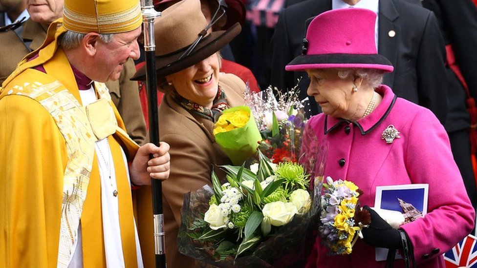 2012 年 3 月 8 日，英國萊斯特，女王伊麗莎白二世在參觀萊斯特大教堂時收到鮮花。