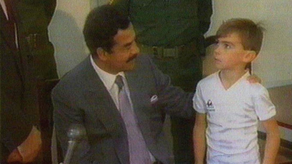 الطفل ستيوارت لوكوود مع صدام حسين.