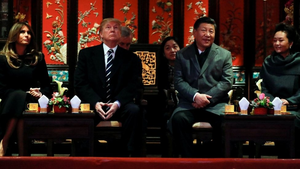 Президент США Дональд Трамп, первая леди США Мелания, президент Китая Си Цзиньпин и первая леди Китая Пэн Лиюань смотрят оперное представление в Пекине