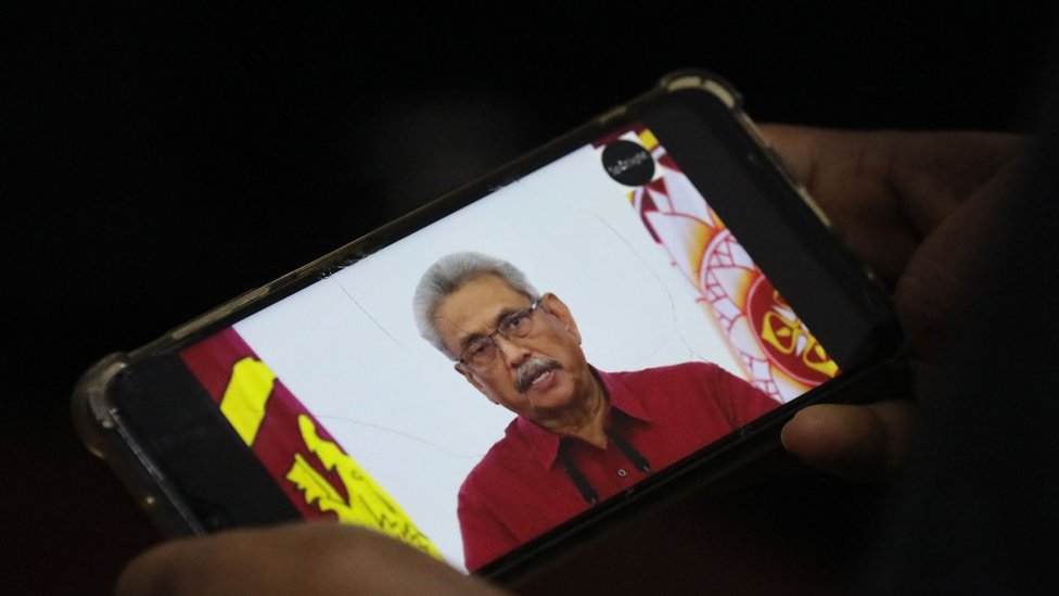 Una persona ve un discurso del presidente de Sri Lanka Gotabaya Rajapaksa
