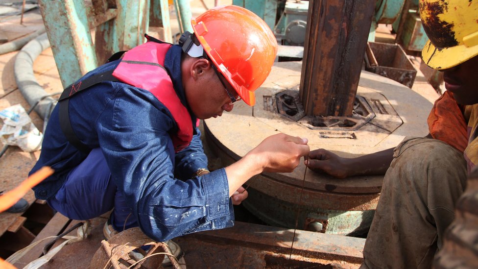 Китайский технический специалист компании China Railway Major Bridge Engineering Company Limited (MBEC) Ли Шаосюнь измеряет глубину одного из опор на строительной площадке моста в районе Курасини в Дар-эс-Саламе 23 марта 2013 г.
