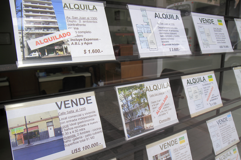 Carteles en una inmobiliaria argentina