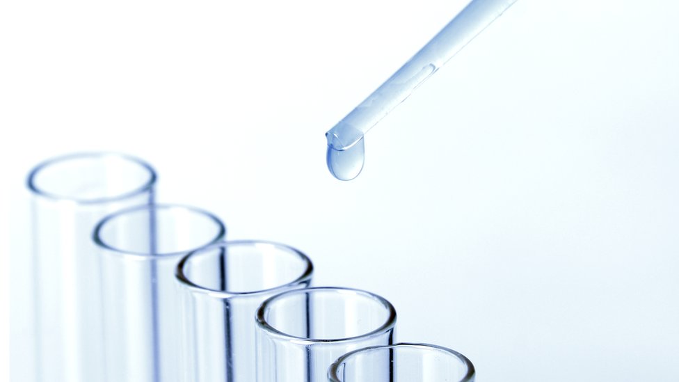 En el experimento se utilizó una sola gota de saliva que generó energía fiable. Una gota es colocada en un tubo