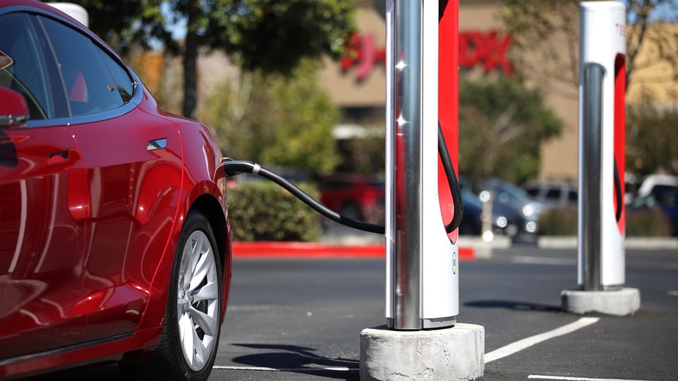 Автомобиль Tesla припаркован у Tesla Supercharger 23 сентября 2020 года в Петалуме, Калифорния.