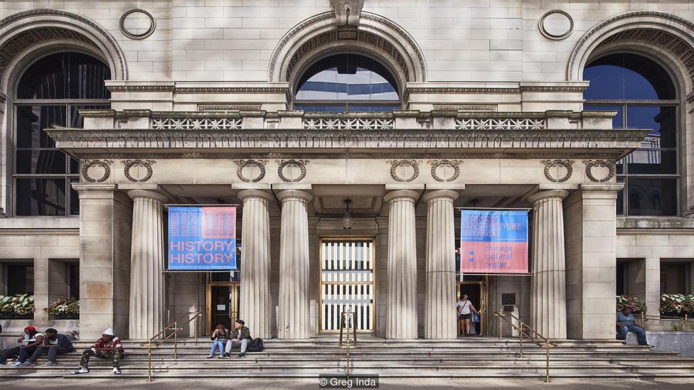Los tubos de neón que brillan en la entrada del Centro Cultural de Chicago están inspirados en la iluminación fluorescente del Pedway (Crédito: Greg Inda). Centro Cultural de Chicago