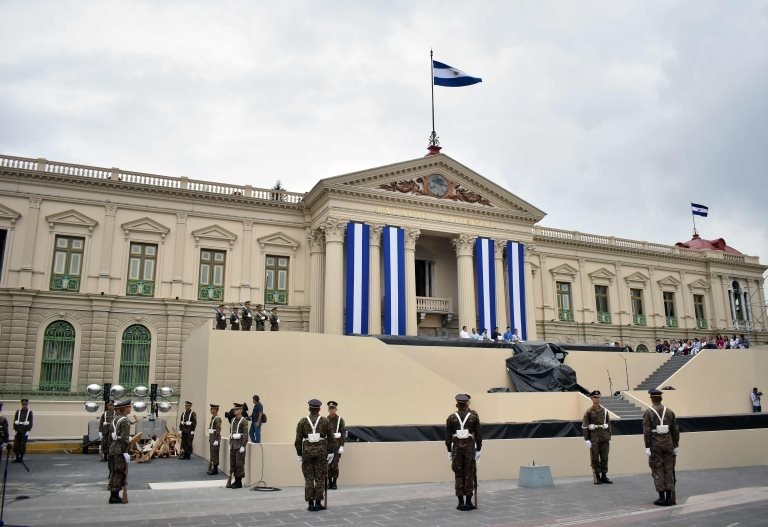 Солдаты Сальвадора принимают участие в репетиции во время подготовки к церемонии инаугурации президента в центре Сан-Сальвадора 29 мая 2019 г.