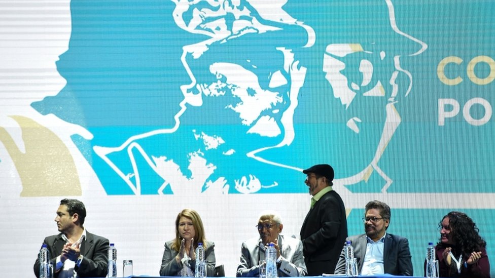 Лидер FARC Родриго Лондоно Эчеверри, известный как «Тимоченко» (C), готовится выступить на открытии своего Национального Конгресса в Боготе 27 августа 2017 года.