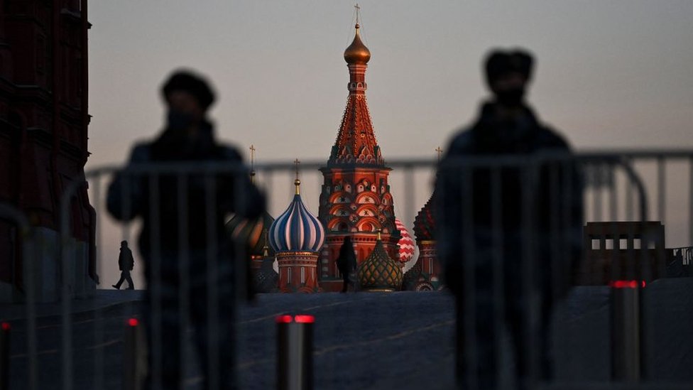 Polisi berpatroli di Rusia