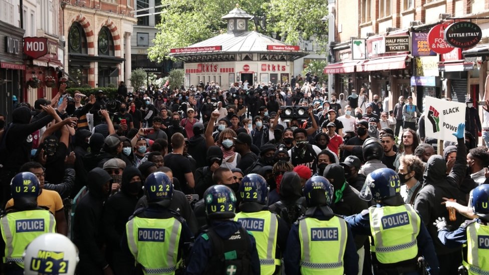 Полиция создает барьер перед протестующими против расизма возле Лестер-сквер