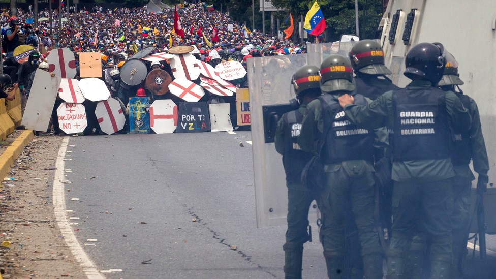 En la oposición dice que en las protesta se enfrenta un pueblo contra la cúpula militar. Pero aún hay una parte del pueblo que apoya al gobierno. Protestas en Venezuela