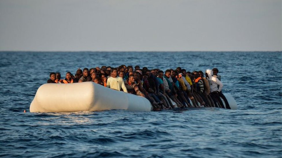 Migrantes y refugiados en un bote inflable esperan ser rescatados frente a la costa de Libia en el Mar Mediterráneo, 3 de noviembre de 2016