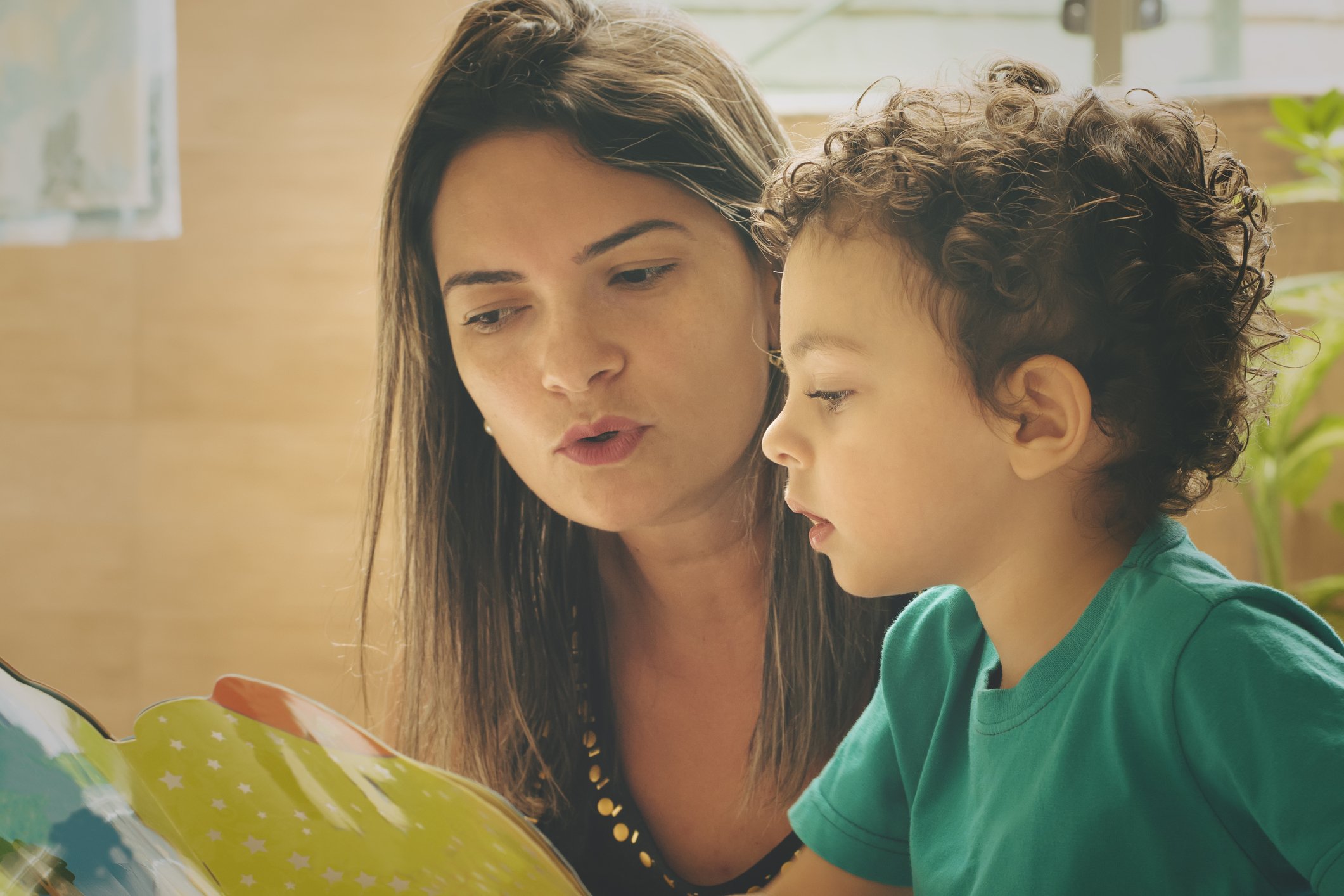 Madre e hijo leyendo.