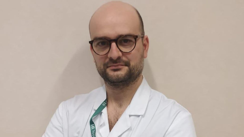 El doctor Antonio Messina trabaja en el pabellón de cuidados intensivos del hospital IRCCS Humanitas de Milán, en Italia.