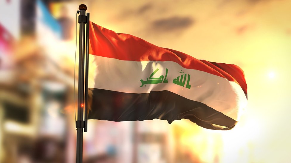 Bandera de Irak en el amanecer