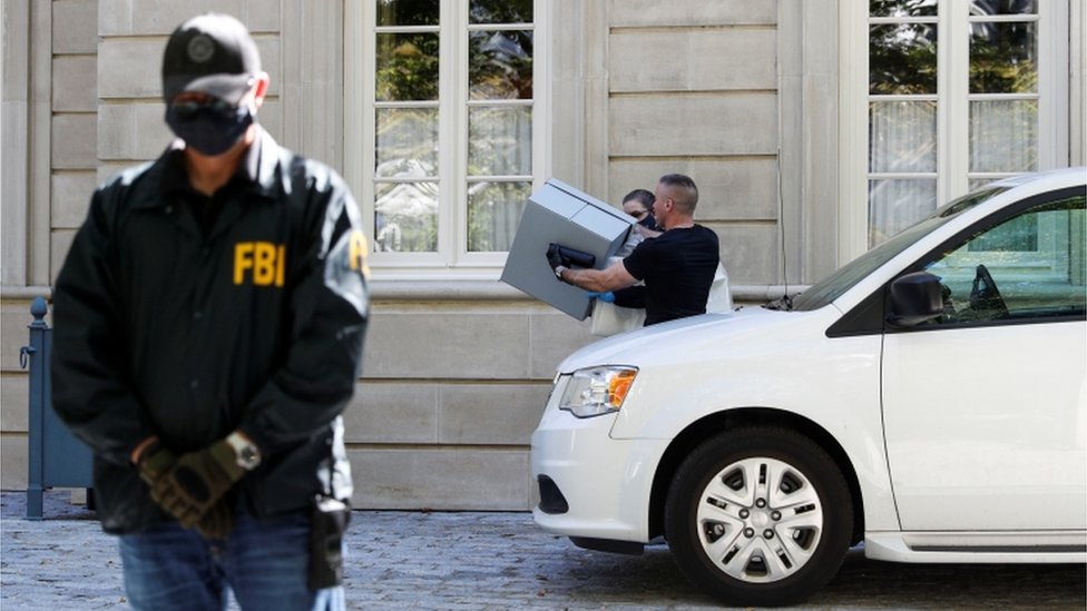 عملاء مكتب التحقيقات الفيدرالي يفتشون منزلا في العاصمة واشنطن يرتبط بأوليغ ديريباسكا