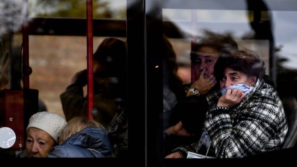 Посетители синагоги реагируют в автобусе после выживания в результате стрельбы в синагоге в Галле, Германия